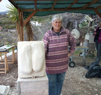 Teilnehmerin neben ihrer Skulptur